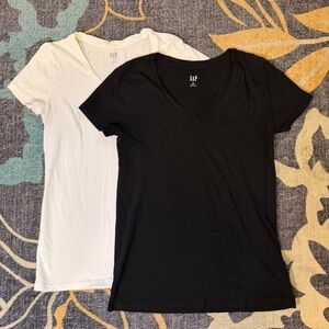 PAIR OF XS Gap Womens V-neck Camo Favorite Tees Black & White Short Sleeve